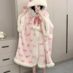 Kawaii ogrtač Hello Kitty od pliša - mekan i topao